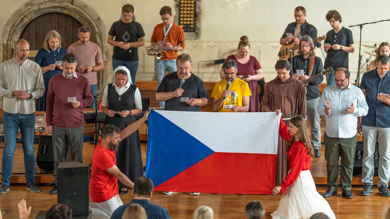 image:Image KŘESŤANÉ Z RŮZNÝCH CÍRKVÍ se v neděli 8. června, o slavnosti Seslání Ducha Svatého, potkali v srdci Prahy – v Betlémské kapli, aby se společně modlili za celou zemi. Při akci nazvané Národní den modliteb chválili Boha a přimlouvali se za celý národ. Katolíky zastupoval provinciál františkánů P. Jakub Sadílek či provinciálka školských sester sr. Dominika Konečná. „Hlásíme se společně k odkazu Cyrila a Metoděje, kteří přinesli křesťanskou víru na naše území. Vyznáváme nad naším národem, že není ateistický, nevíra a ateismus nejsou naší identitou ani historickým dědictvím. Naše kořeny a skutečná identita je křesťanská,“ zaznělo v modlitbě, kterou společně přečetly stovky přítomných.
