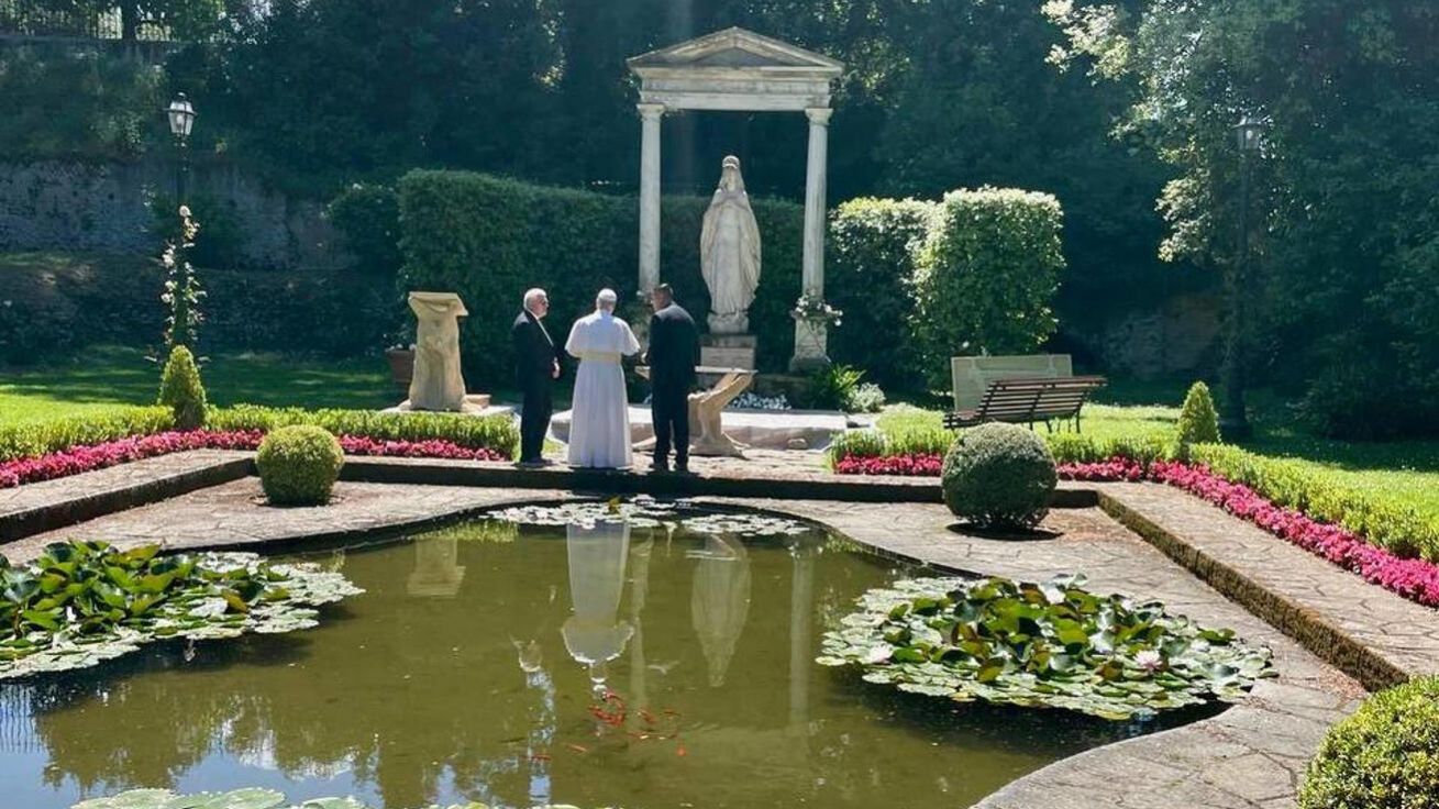 image:Image Castel Gandolfo leží nedaleko Říma a je známé především jako letní rezidence papeže. Právě tady vznikl projekt Vesnice Laudato si’, který navazuje na poselství stejnojmenné Františkovy encykliky a usiluje o vytvoření udržitelné komunity, jež propojuje ekologickou péči, vzdělávání a sociální začleňování.