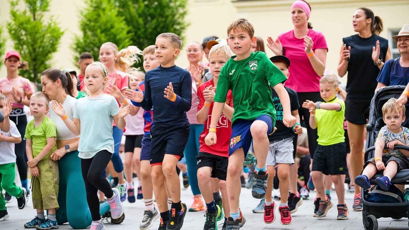 image:Image Rozcvička nejmenších závodníků před startem nejkratší trasy.