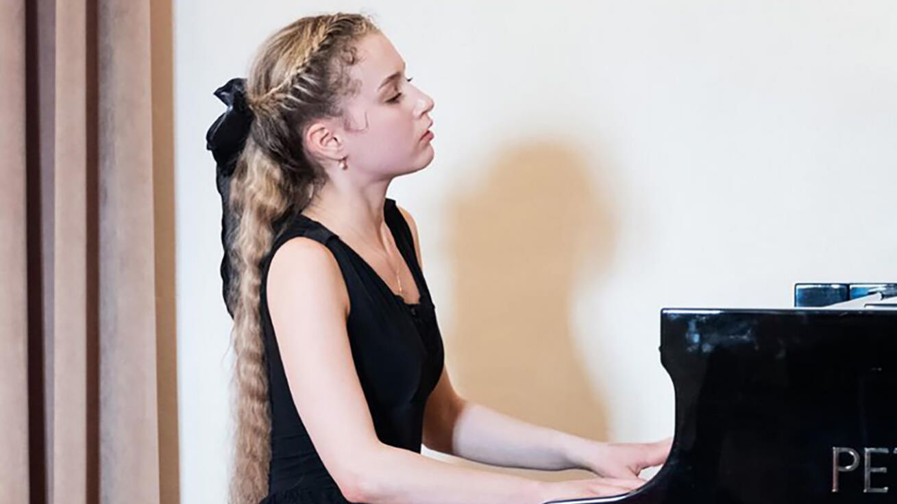 image:Image O předprogram festivalu se už na konci května postarala i Nora Lubbadová, vítězka soutěže pro mladé hudebníky Broumovská klávesa.