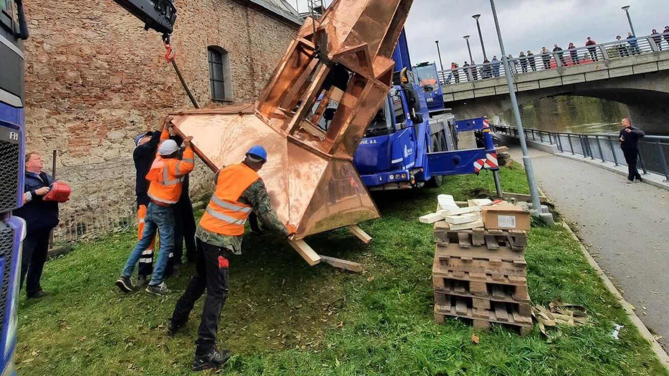 image:Image V roce 2023 nechala farnost osadit střechu kostela novou věžičkou.