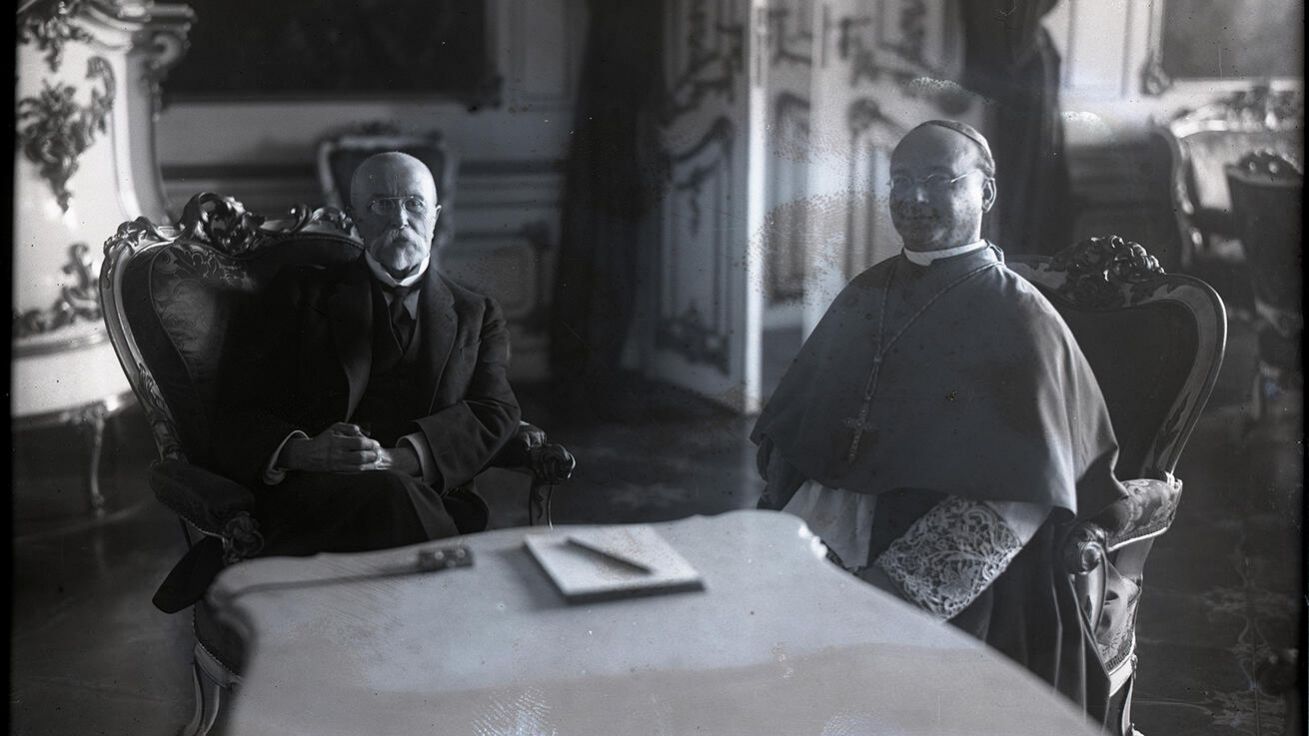 image:Image Když v roce 1923 přijal prezident T. G. Masaryk nového nuncia Francesca Marmaggiho, ani jeden netušili, za jakých okolností se za dva roky rozkmotří.