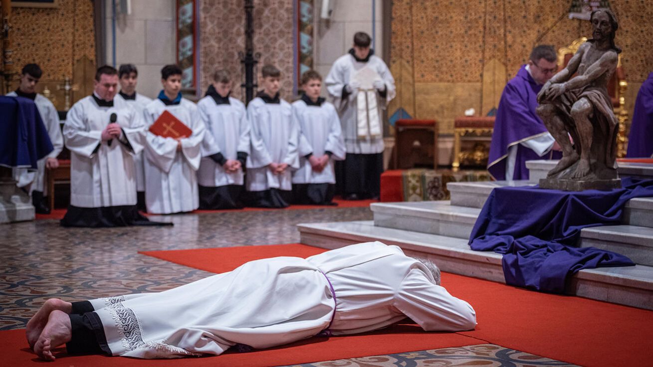 Olomoucký arcibiskup Josef Nuzík prosil v březnu při kající bohoslužbě za odpuštění křivd všeho druhu způsobených církví. Vyjádřil tím i snahu o vytvoření bezpečného prostředí pro oběti zneužívání. Při úkonu kajícnosti odložil biskupskou mitru, solideo, ornát, pektorál, prsten i boty a modlil se vleže. image:Image Olomoucký arcibiskup Josef Nuzík prosil v březnu při kající bohoslužbě za odpuštění křivd všeho druhu způsobených církví. Vyjádřil tím i snahu o vytvoření bezpečného prostředí pro oběti zneužívání. Při úkonu kajícnosti odložil biskupskou mitru, solideo, ornát, pektorál, prsten i boty a modlil se vleže.