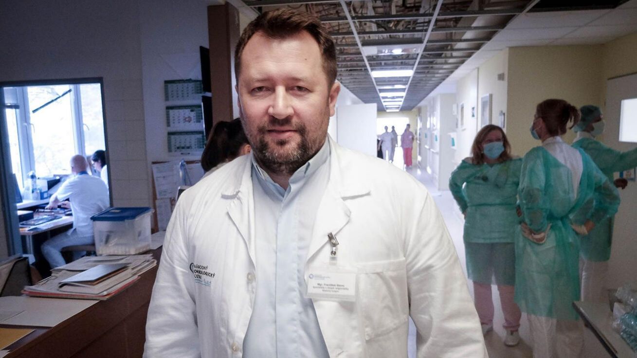 P. František Skonc navštěvuje pacienty v bratislavských nemocnicích. image:Image P. František Skonc navštěvuje pacienty v bratislavských nemocnicích.