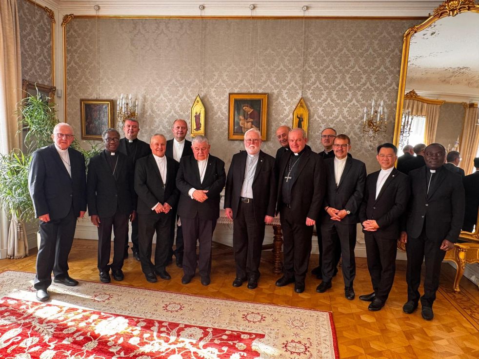 image:Image Arcibiskup Paul Gallagher s českými a moravskými biskupy. 