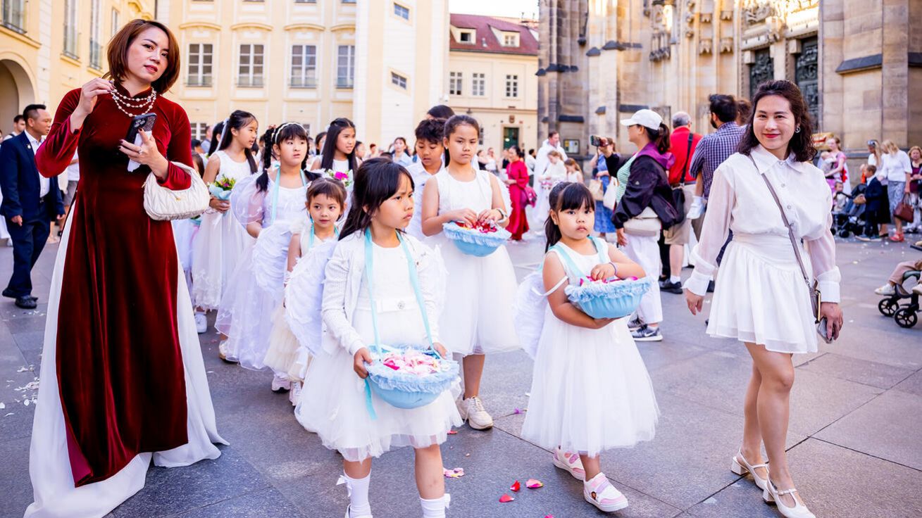 image:Image Slavnosti Božího Těla se na Pražském hradě zúčastnila i komunita vietnamských katolíků.