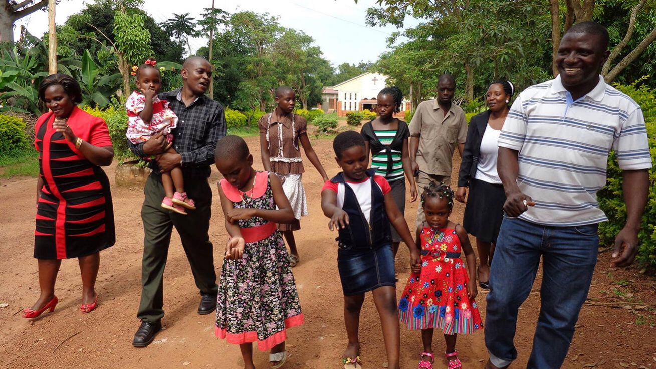 image:Image Grace Mboizi (vpravo) šéfuje celé charitní misi v Ugandě.