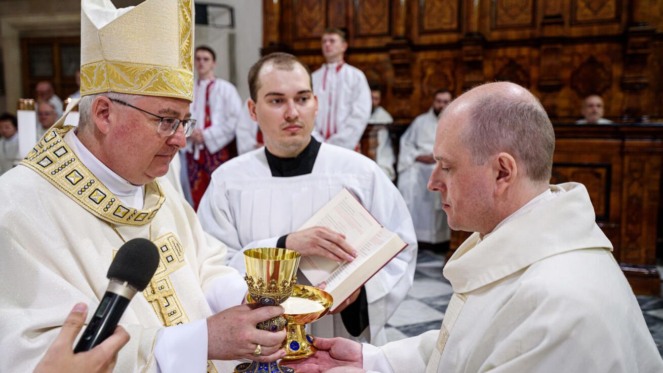 image:Image Viktor Pařízek přijal kněžské svěcení z rukou biskupa Konzbula.