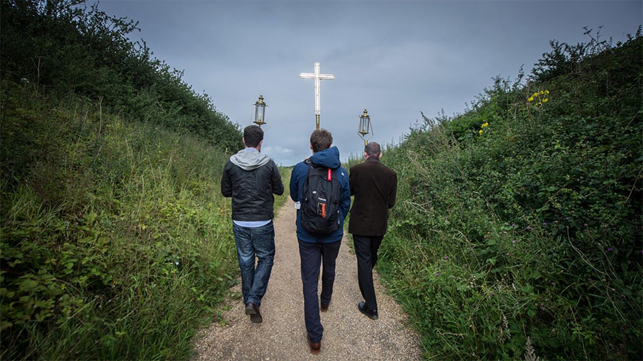 image:Image Zejména mladí muži v katolictví nacházejí řád a smysl vlastní existence. Vyplývá to například z britských zjištění mezi nově pokřtěnými. Ti na snímku putují na slavné anglické mariánské poutní místo Walsingham.