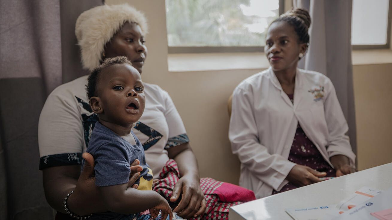 image:Image Paní Faziirah přinesla svoji dceru Elysh na kontrolu do nemocnice v hlavním ugandském městě Kampala. Po první operaci zákalu čekají děvčátko pravděpodobně ještě další zákroky.