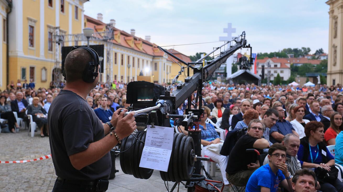 image:Image „Každou kameru na velehradském náměstí je nutné spojit s režií v přenosovém voze, stejně jako zvuk,“ vysvětluje průběh televizního přenosu bohoslužby producentka ČT Diana Tuyet-Lan Kosinová.