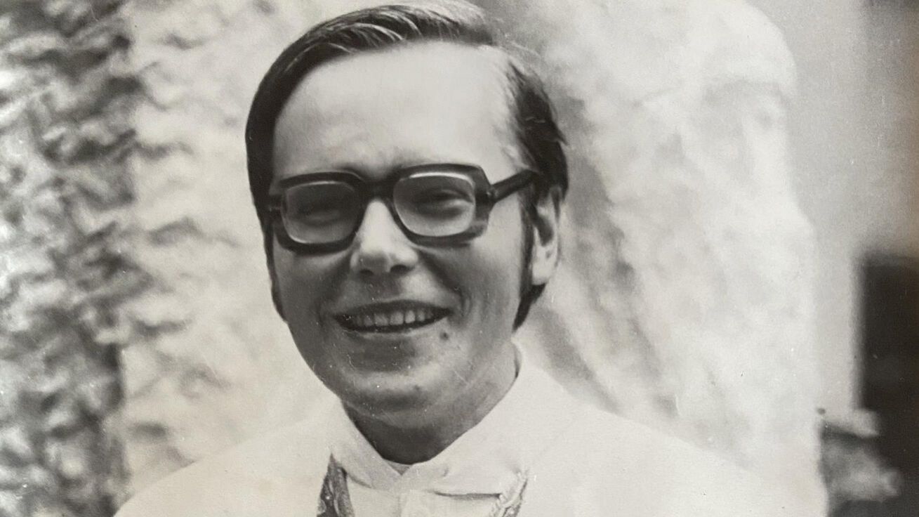 image:Image Mons. Pavel Dokládal po svém kněžském svěcení 29. června 1975.