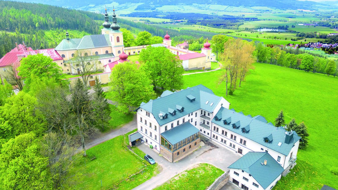 image:Image Hotel Poutní dům se nachází nedaleko poutního místa Hora Matky Boží s kostelem Nanebevzetí Panny Marie.