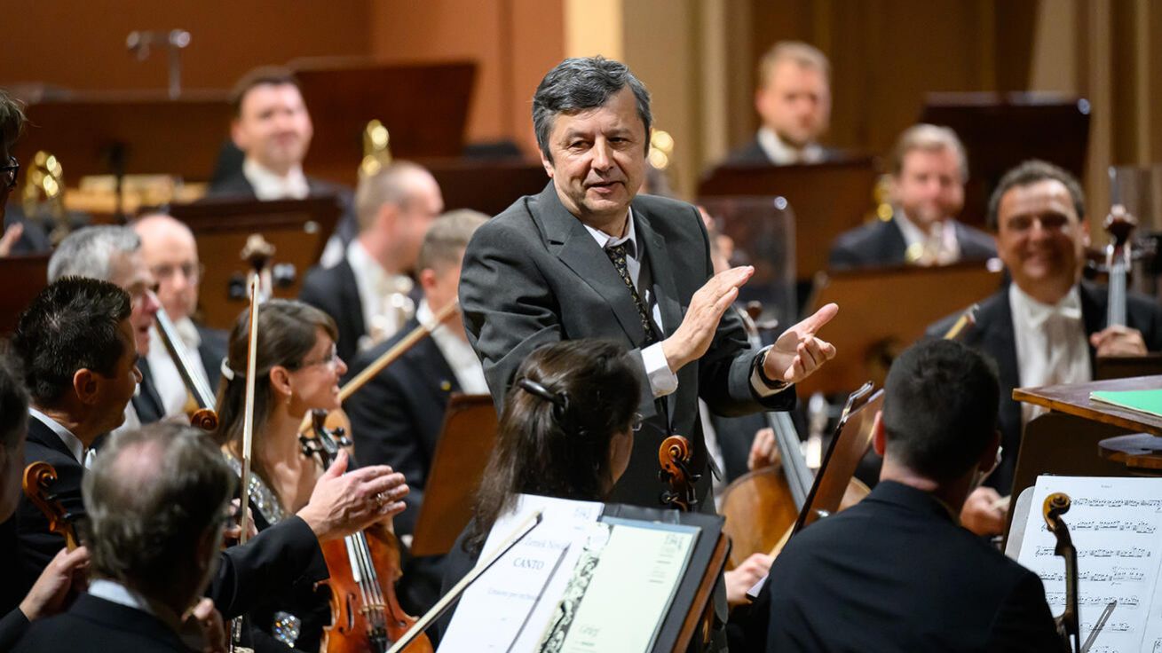 Pavel Zemek-Novák při děkovačce po světové premiéře svého Canta v pražském Rudolfinu. image:Image Pavel Zemek-Novák při děkovačce po světové premiéře svého Canta v pražském Rudolfinu.
