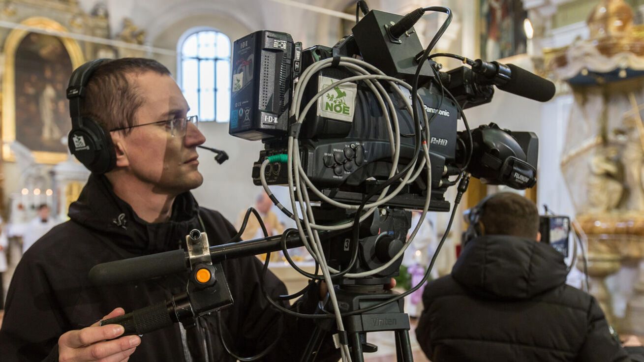 image:Image Před každým živým přenosem, který může provázet spousta nepředvídatelných momentů, se štáb TV Noe pomodlí.