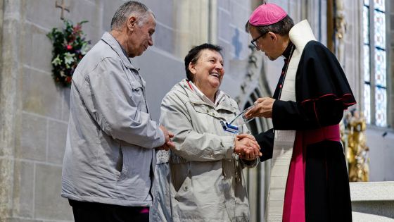 image:Image Biskup Tomáš Holub ocenil věřící z diecéze za jejich službu církvi.