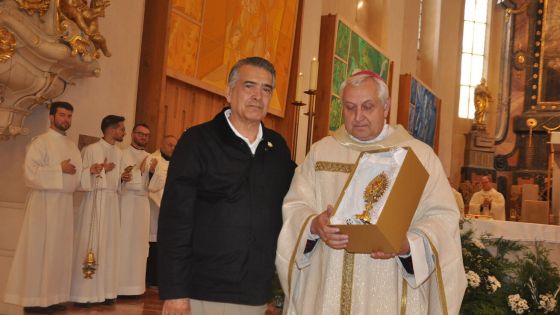 image:Image Biskup Kročil přijal od Carlose Lereta relikvii blahoslaveného Acutise.
