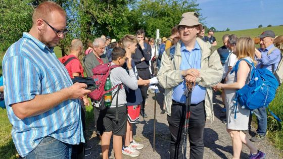image:Image Uprostřed luk u Janovic v Podještědí se poutníci připojili k modlitbě růžence s biskupem.
