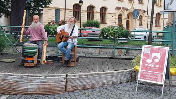 image:Image Návštěvníkům pouličního festivalu, kde účinkoval i Víťa Marčík (vpravo), déšť nevadil.