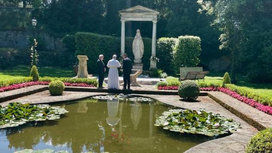 image:Image Castel Gandolfo leží nedaleko Říma a je známé především jako letní rezidence papeže. Právě tady vznikl projekt Vesnice Laudato si’, který navazuje na poselství stejnojmenné Františkovy encykliky a usiluje o vytvoření udržitelné komunity, jež propojuje ekologickou péči, vzdělávání a sociální začleňování.