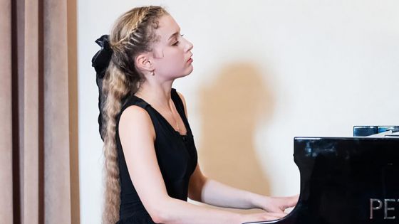 image:Image O předprogram festivalu se už na konci května postarala i Nora Lubbadová, vítězka soutěže pro mladé hudebníky Broumovská klávesa.