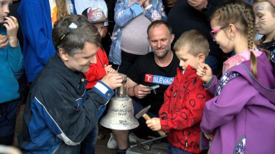 image:Image Po vychladnutí a ťuknutí na zvon ladička naměřila tón mezi GIS a A.