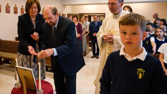 image:Image Vnuk blahoslaveného Karla I. Habsburského arcivévoda Rudolf Rakouský s manželkou Marií Helen předali škole dědečkovy ostatky.
