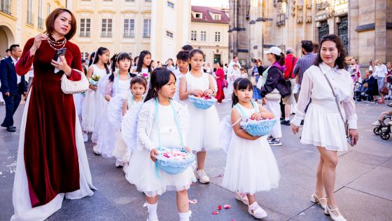 image:Image Slavnosti Božího Těla se na Pražském hradě zúčastnila i komunita vietnamských katolíků.