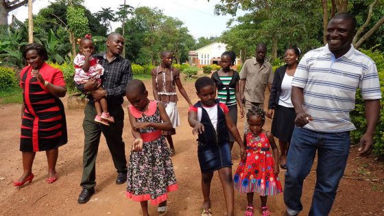 image:Image Grace Mboizi (vpravo) šéfuje celé charitní misi v Ugandě.