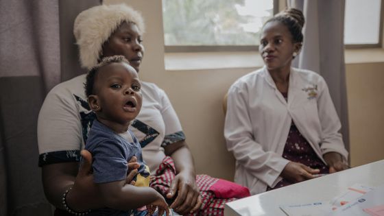 image:Image Paní Faziirah přinesla svoji dceru Elysh na kontrolu do nemocnice v hlavním ugandském městě Kampala. Po první operaci zákalu čekají děvčátko pravděpodobně ještě další zákroky.