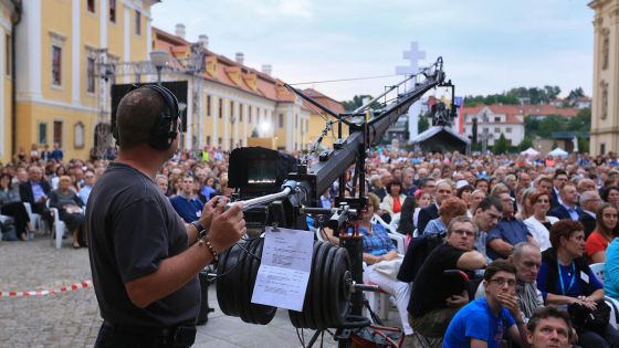 image:Image „Každou kameru na velehradském náměstí je nutné spojit s režií v přenosovém voze, stejně jako zvuk,“ vysvětluje průběh televizního přenosu bohoslužby producentka ČT Diana Tuyet-Lan Kosinová.