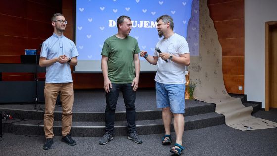 image:Image P. Štefík (vpravo) představil mladým lidem P. Klose (vlevo) a budoucího pracovníka centra pro mládež Jakuba Drobného (uprostřed) na červnovém modlitebním setkání Celým srdcem na biskupství.
