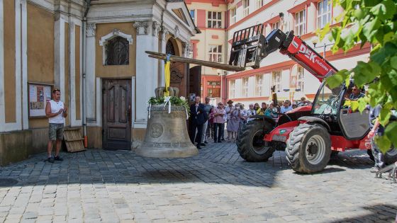 image:Image Přepravu zvonů zajistila těžká technika.