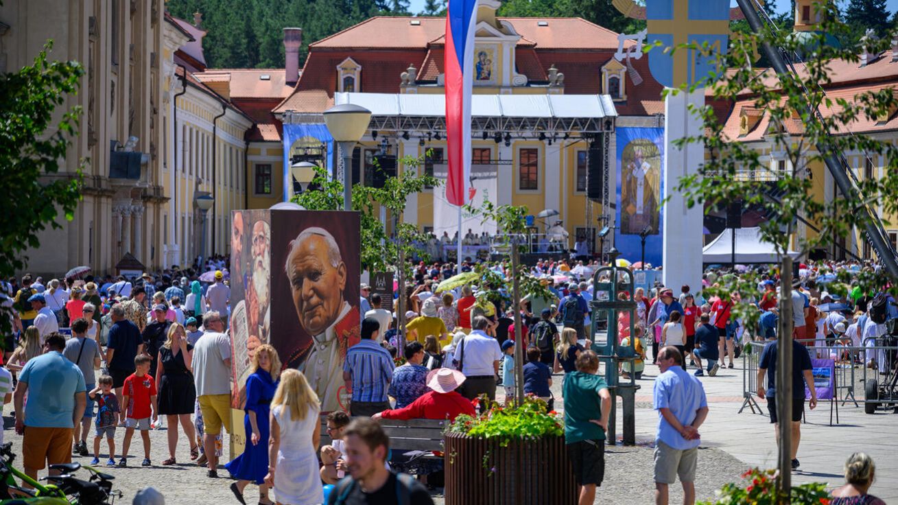 „Potřebujeme srdce, které se umí nasadit pro druhé: vidět lidi na okraji, být připraveni k statečné obraně demokracie a svobody a všeho, co ohrožuje náš domov,“ řekl v homilii při cyrilometodějské pouti biskup Tomáš Holub. image:Image „Potřebujeme srdce, které se umí nasadit pro druhé: vidět lidi na okraji, být připraveni k statečné obraně demokracie a svobody a všeho, co ohrožuje náš domov,“ řekl v homilii při cyrilometodějské pouti biskup Tomáš Holub.