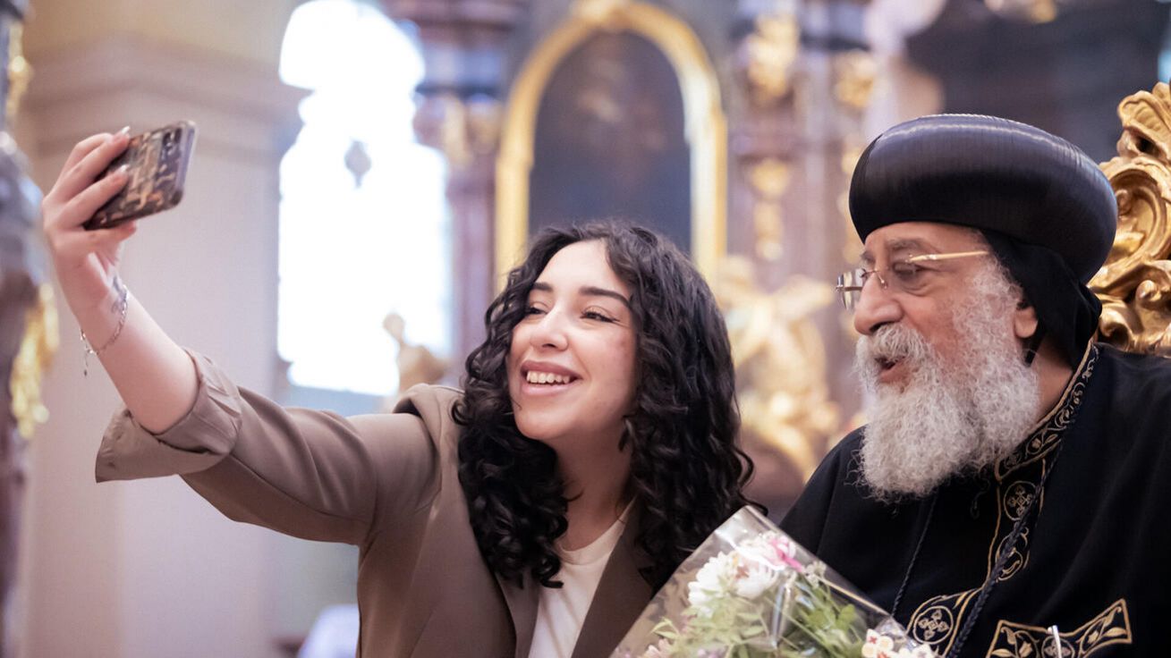 Také setkání se vzácnými hosty bývají vděčnými momenty pro pořizování selfie snímků – jako nedávná návštěva papeže koptské pravoslavné církve Tawadrose II. v bazilice Nanebevzetí Panny Marie na Strahově v Praze. image:Image Také setkání se vzácnými hosty bývají vděčnými momenty pro pořizování selfie snímků – jako nedávná návštěva papeže koptské pravoslavné církve Tawadrose II. v bazilice Nanebevzetí Panny Marie na Strahově v Praze.