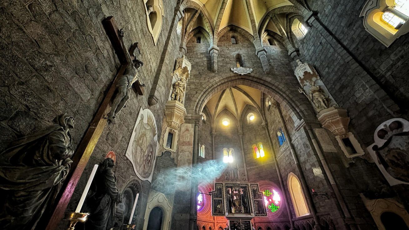 image:Image Třebíčský farář P. Pavel Opatřil je příležitostný fotograf a zaznamenává právě i krásu památné baziliky.