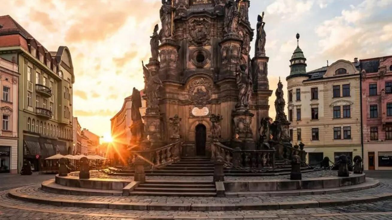 image:Image Olomoucký Trojiční sloup je jednou z dominant historického centra města.
