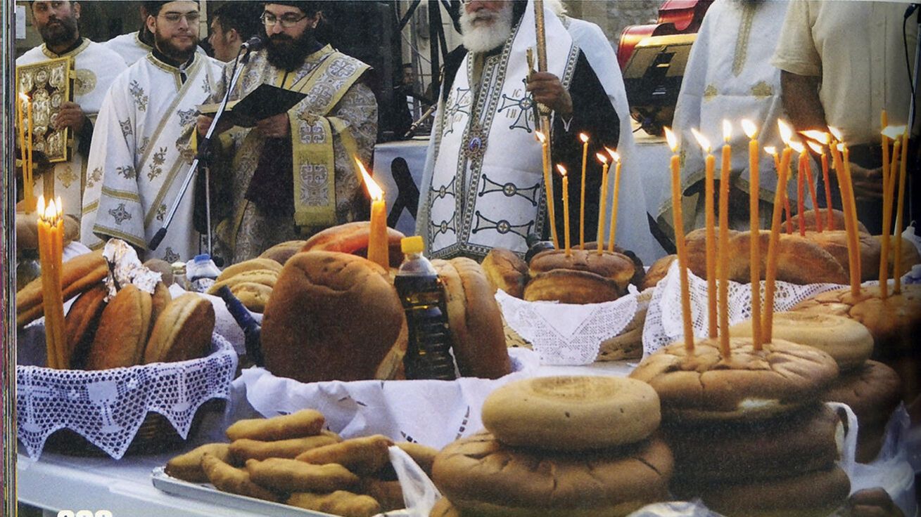 image:Image K řeckým pravoslavným slavnostem Nanebevzetí Panny Marie 15. srpna v oblastech Vlasti a Syrrako patří Tranos Choros (Velký tanec) ve velkém kruhu tanečníků či žehnání obřadních pokrmů.