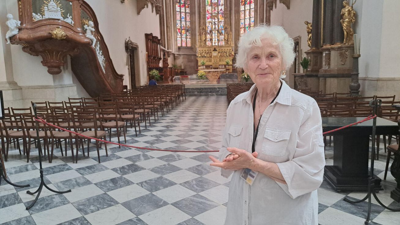 image:Image Růžena Fialová nabízí výklad o historii kostela, ale připojuje i duchovní souvislosti.