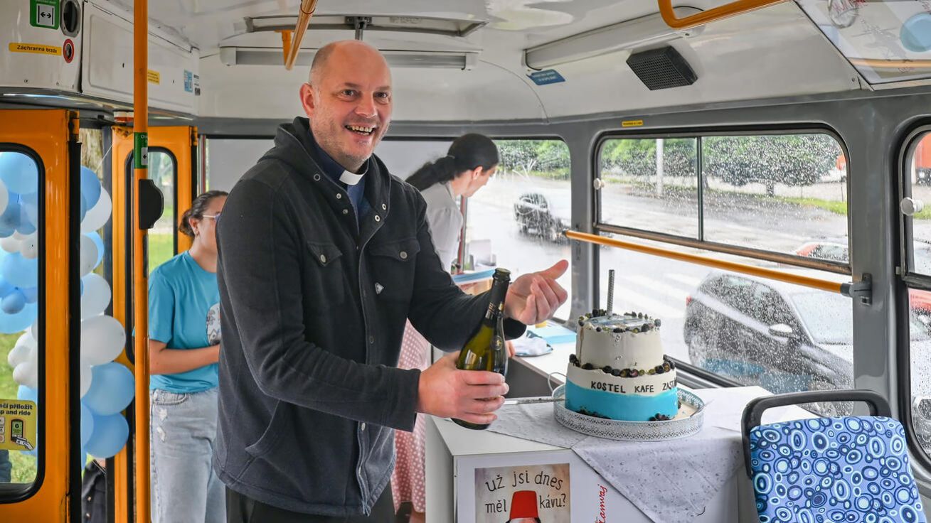 image:Image Farní tramvaj v Kunčičkách otevřeli v červnu. Kávu vám v ní uvaří i P. Dariusz Sputo.