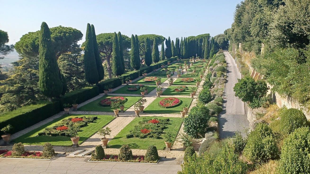 image:Image Zahrady papežského letního sídla v Castel Gandolfu mohou turisté navštívit každý den od 8.30 do 14 hodin. O víkendech jsou pro veřejnost otevřeny až do 18.30.
