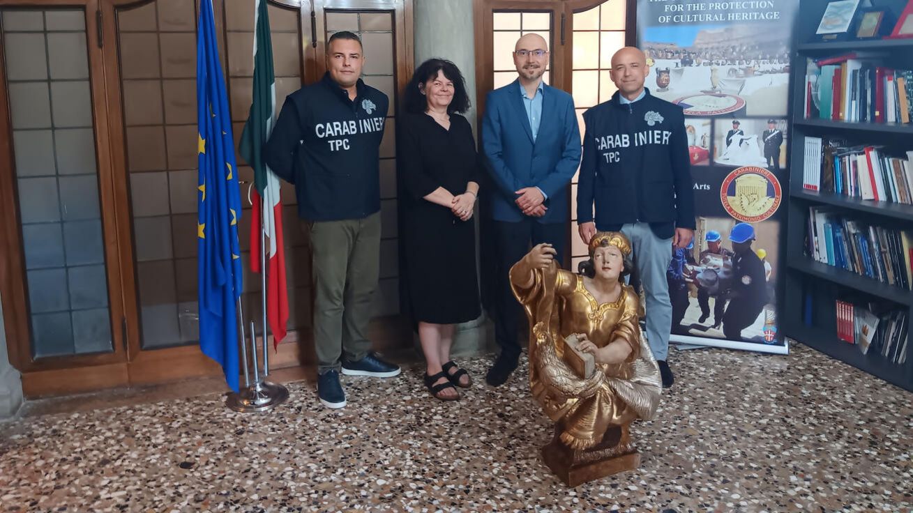 image:Image Lada Hlaváčková se svým týmem a italskými karabiniéry.