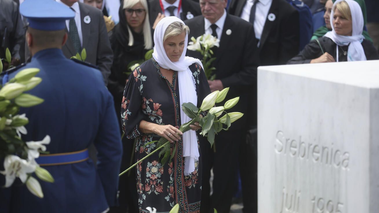 image:Image Za britskou královskou rodinu položila v památníku genocidy ve Srebrenici květiny vévodkyně Sophie.