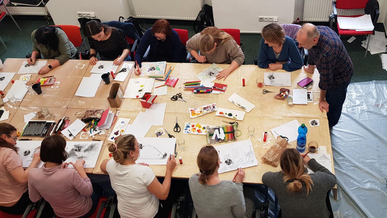 image:Image Diecézní charita Brno sociálním pracovníkům, pracovníkům v sociálních službách (v denních stacionářích, domovech pro seniory, nízkoprahových službách pro děti a mládež…), stejně jako pedagogům a jednotlivcům se zájmem o výtvarný projev v rámci vzdělávání nabízí kurz „Techniky arteterapie a artefiletiky“, který může bezpečným způsobem najít uplatnění v jejich pracovním i osobním životě.