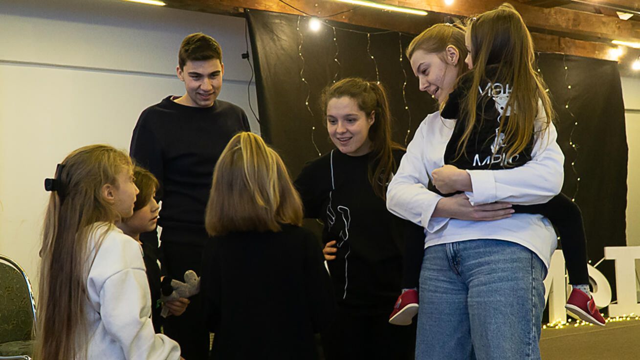image:Image Snímek z pobytu pro vdovy a sirotky na Zakarpatí na Ukrajině, kde pětičlenný český tým připravoval hry, cirkus a tvoření pro děti. Jakub Zajíc je vlevo nahoře.