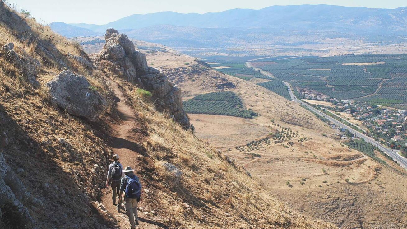 image:Image Cesta po kamenném chodníku v hornaté krajině tzv. Ježíšovy stezky. Jde o 65 km dlouhou turistickou a poutní trasu v oblasti Galileje v Izraeli, která sleduje Ježíšovo možné putování. Vede přes místa z jeho života a veřejného působení. Hlavní část stezky začíná v Nazaretu a vede přes Sepphoris, Kánu, útesy hory Arbel, Galilejské jezero, Kafarnaum a Horu blahoslavenství.