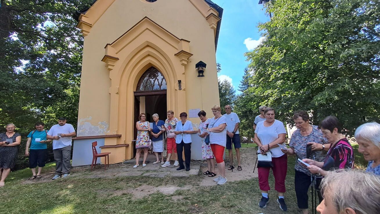 image:Image Poutníci ze širokého okolí zaplnili nejen kapli sv. Markéty nad Dlažovem do posledního místa, ale k bohoslužbě se připojili i před kostelem, protože už nebylo místo .