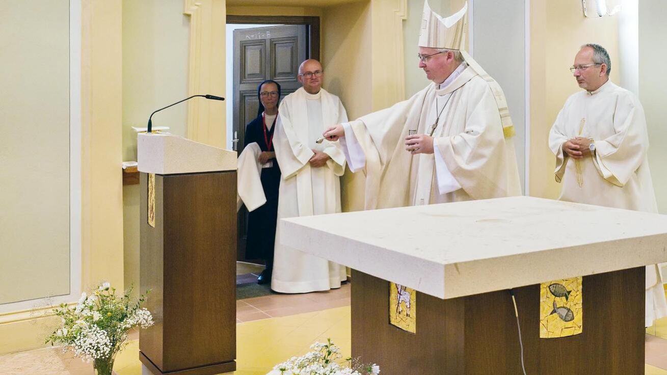 image:Image Nový presbytář z Dílny Všech Svatých požehnal biskup Pavel Konzbul.
