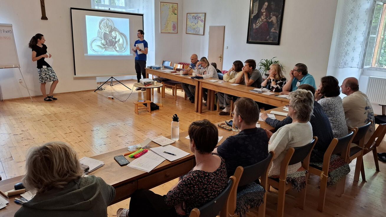 image:Image Manželé Juránkovi si pro svou přednášku vybrali zobrazení Milosrdné trojice se slovy: „Já jsem ten poklad. Otec mě objímá, Syn mi myje nohy, Duch mi dává život.“