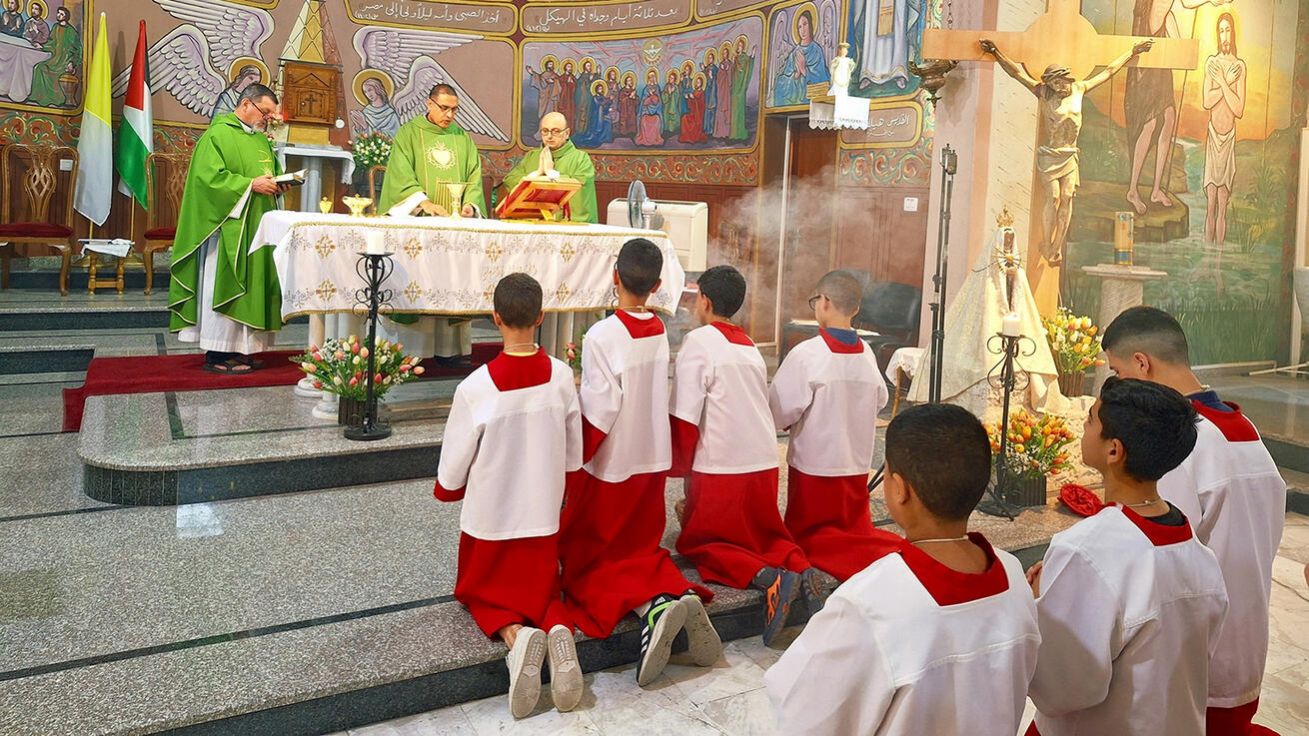 image:Image Farní společenství sv. Rodiny se i po útoku snaží vést normální život.